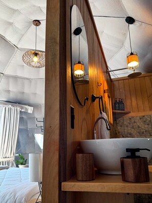 Quarto casal luxo, vista para a montanha | Banheiro | Chuveiro, produtos de toalete grátis, toalhas de banho, sabonete