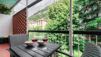 Condo | Premium bedding, down duvets, iron/ironing board, cots/infant beds