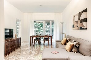 Condo | Literie de qualité, couette en duvet, fer et planche à repasser