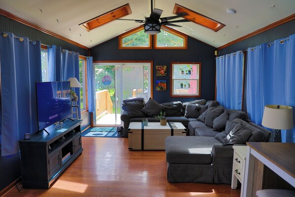 TV, fireplace - Come recharge and be minutes from the Delaware Bay, Cape May & Wildwood Beaches. (Lower Township)