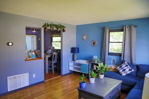 TV, fireplace - Come recharge and be minutes from the Delaware Bay, Cape May & Wildwood Beaches. (Lower Township)