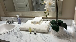 Een douche, een haardroger, handdoeken