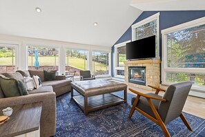 Smart TV, fireplace, books, offices