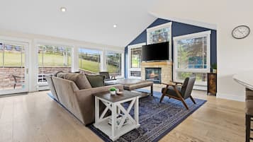 Smart-TV, Kamin, Bücher, Arbeitsbereiche