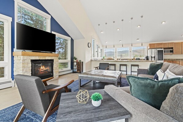 تلفزيون ذكي، مدفأة، كُتُب، مكتب