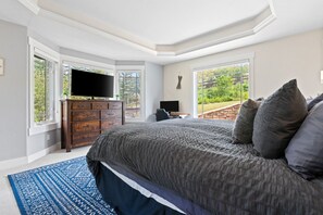 4 bedrooms, desk, travel cot, free WiFi