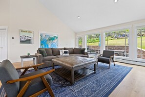 スマートテレビ、暖炉、書庫、書斎 / ワークスペース