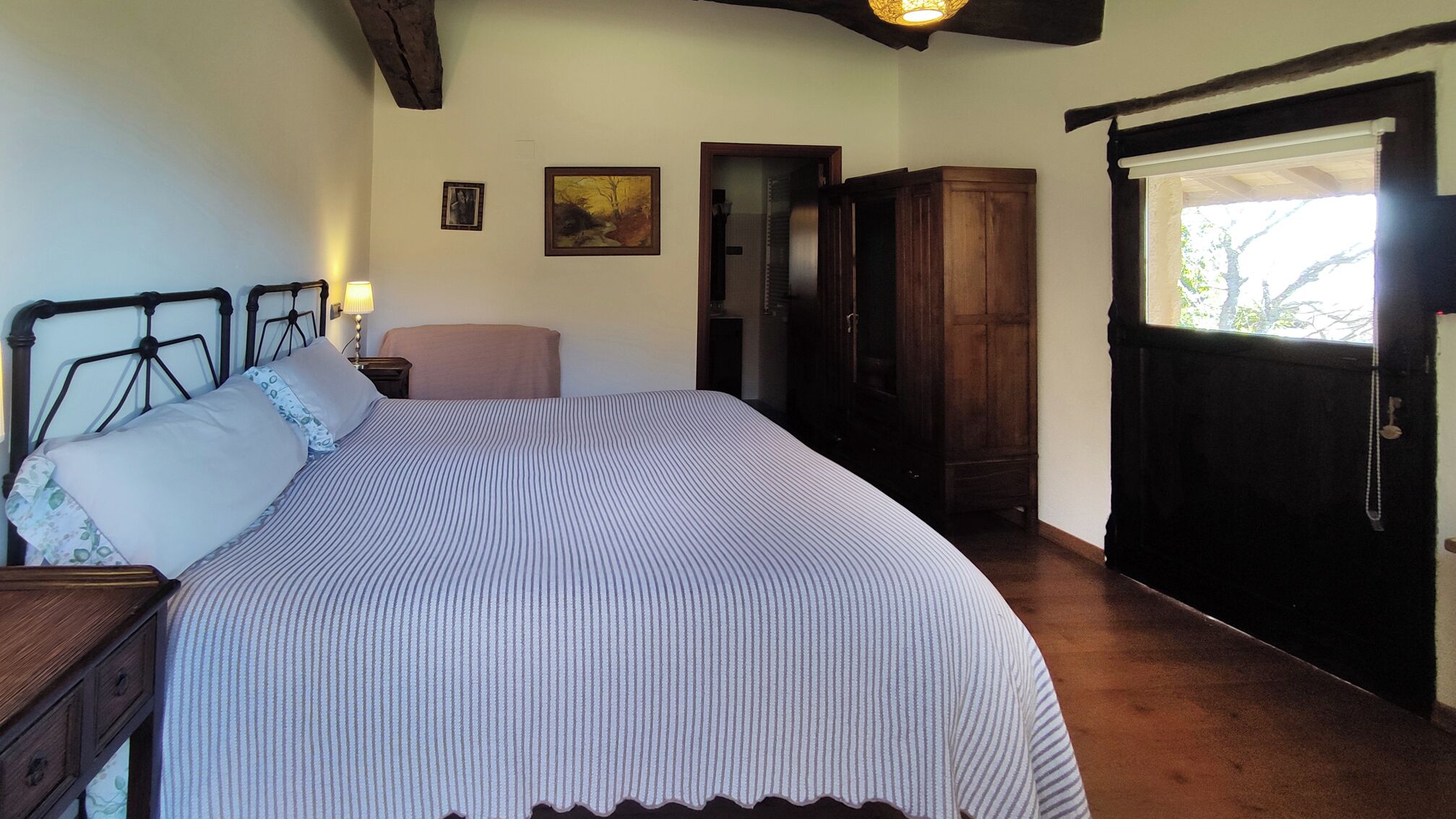 1 slaapkamer, een strijkplank/strijkijzer, internet, beddengoed