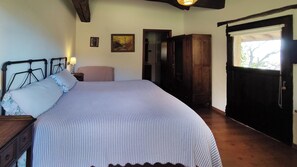 1 slaapkamer, een strijkplank/strijkijzer, internet, beddengoed