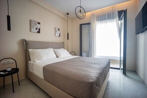 3 bedrooms, desk, iron/ironing board, travel crib