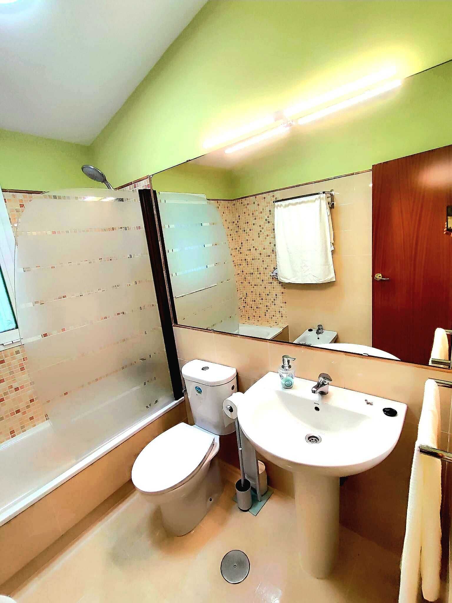 Sèche-cheveux, bidet, serviettes fournies, savon