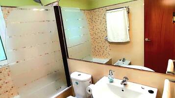 SĂšche-cheveux, bidet, serviettes fournies, savon
