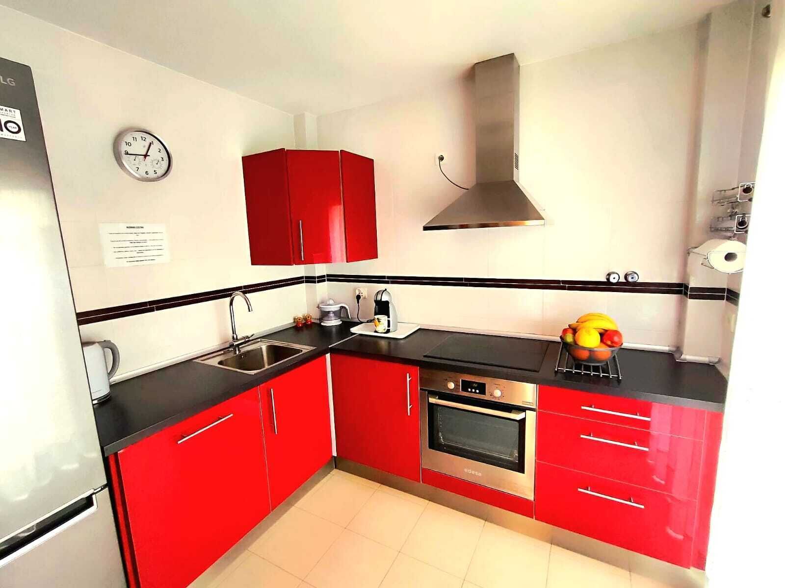 Microondas, horno, placa de cocina y lavavajillas