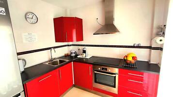 Microondas, horno, placa de cocina y lavavajillas