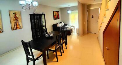 Kintsugi townhouse, 8 min walking distance to Castillo de Santiago, Museo de la Manzanilla