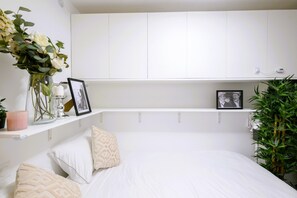 WiFi, bed sheets