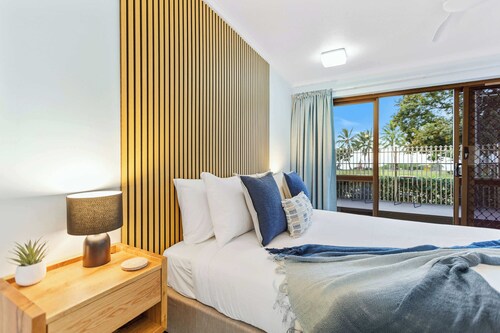 Rainforest Reef Retreat - Esplanade Ground-floor Apartment