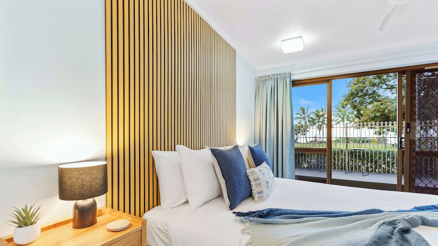 Rainforest Reef Retreat - Esplanade Ground-floor Apartment