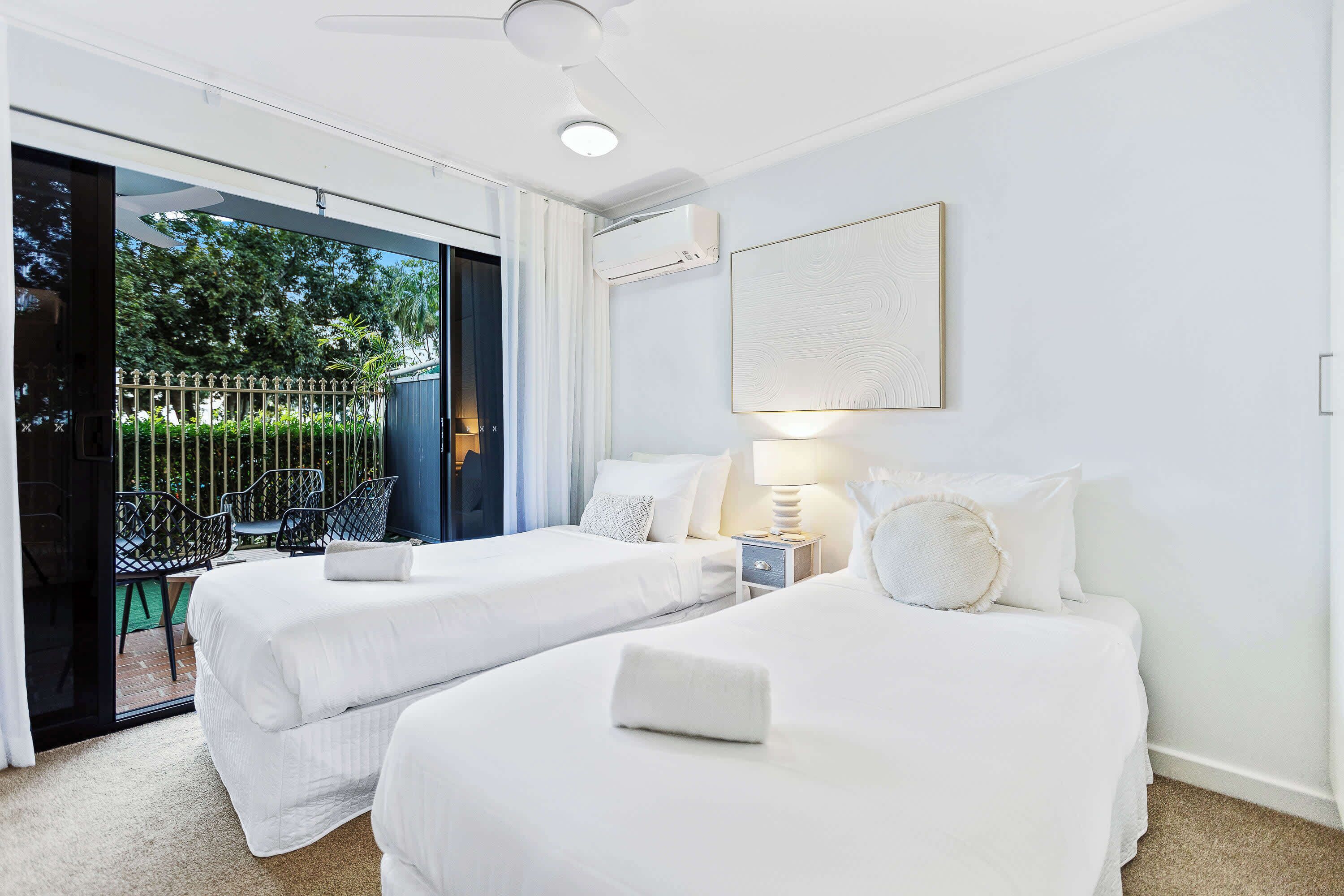 3 bedrooms, desk, Internet