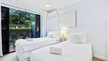 3 bedrooms, desk, Internet