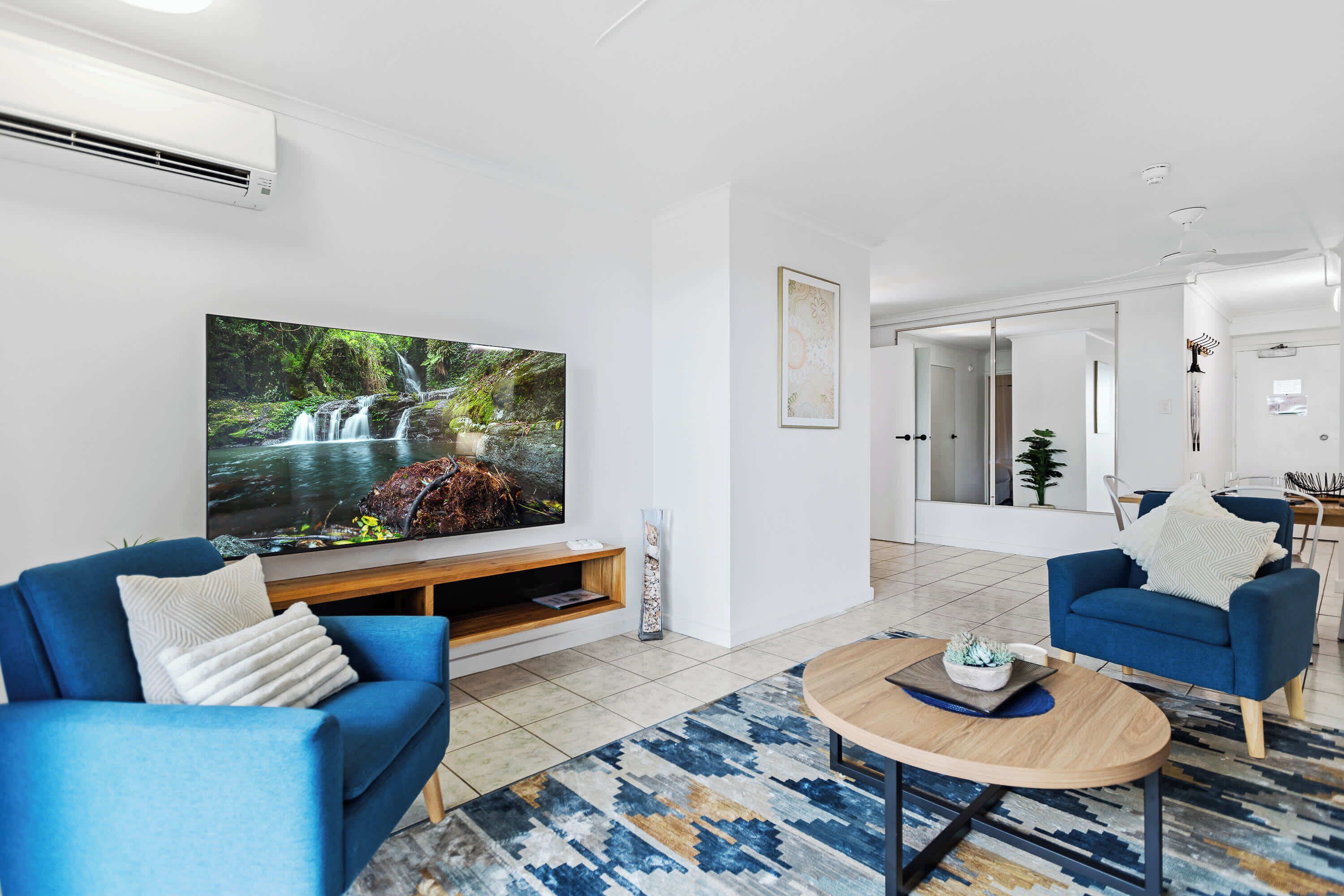 3 bedrooms, desk, Internet