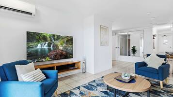 3 bedrooms, desk, Internet