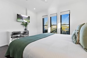 4 bedrooms, Internet - Trinity Oasis Spa BBQ Family Retreat (Cairns)