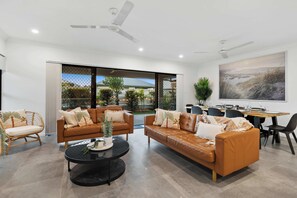 House | 4 bedrooms, Internet - Trinity Oasis Spa BBQ Family Retreat (Cairns)