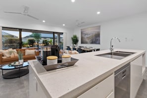 4 bedrooms, Internet - Trinity Oasis Spa BBQ Family Retreat (Cairns)