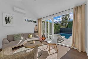 Televisión y chimenea 