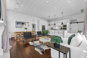 Televisión y chimenea 