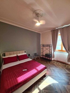 2 bedrooms, iron/ironing board, travel cot, free WiFi