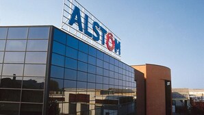 A modern building with a reflective glass facade and the 'ALSTOM' logo. - Verdi HOUSE - Relaxation and Flavors (Savigliano)