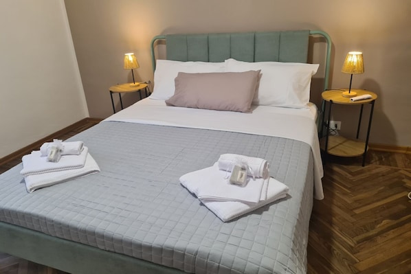 2 habitaciones, tabla de planchar con plancha y cuna de viaje 