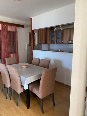 Appartement, 2 chambres, fumeurs, balcon | Salle à manger