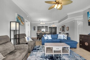 Condo, varias camas (Portofino Island Resort 1-1802) | Área de sala de estar
