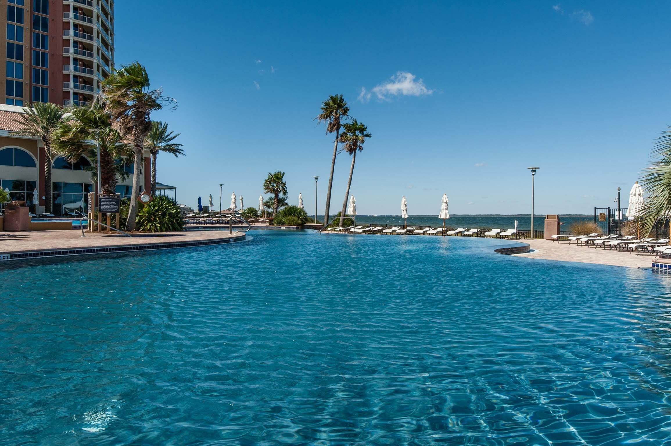 公寓客房, 多張床 (Portofino Island Resort 1-1802) | 游泳池 | 室內游泳池和室外游泳池