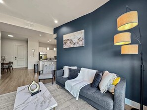 TV, offices - Bright 2BR2BA Stay Deep Ellum w/ Pool Gym Parking (Dallas)