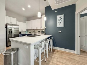 冷蔵庫、電子レンジ、オーブン、コンロ