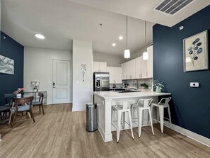 Réfrigérateur, four à micro-ondes, un four, surface de cuisson