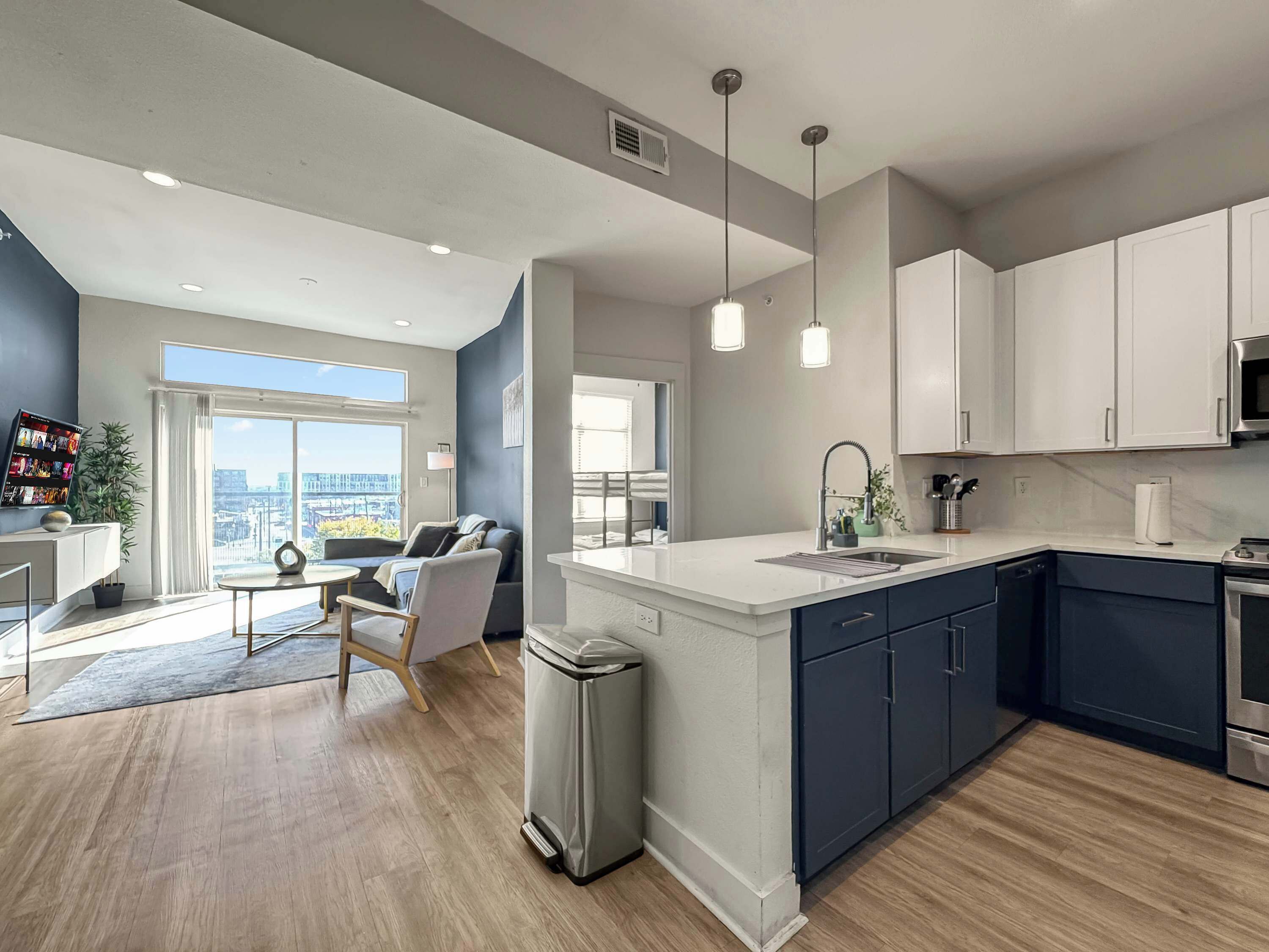 冷蔵庫、電子レンジ、オーブン、コンロ