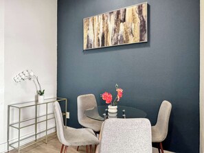 Dining - Luxury 2BD in Deep Ellum w/ Pool Gym Free Parking (Dallas)