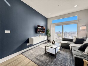 TV, offices - Luxury 2BD in Deep Ellum w/ Pool Gym Free Parking (Dallas)