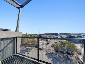 Property grounds - Luxury 2BD in Deep Ellum w/ Pool Gym Free Parking (Dallas)