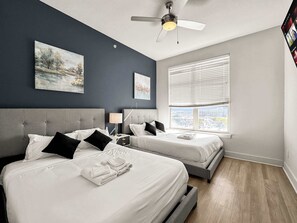 2 bedrooms, iron/ironing board, WiFi, bed sheets - Luxury 2BD in Deep Ellum w/ Pool Gym Free Parking (Dallas)