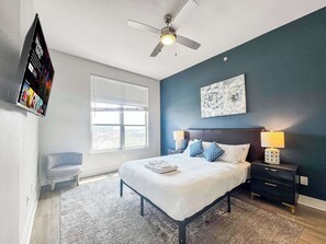 2 bedrooms, iron/ironing board, WiFi, bed sheets - Elegant 2BD Deep Ellum Retreat w/ Pool and Parking (Dallas)