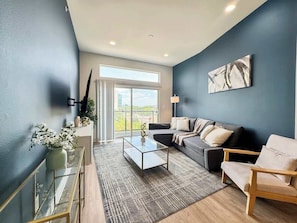 TV, offices - Luxury 2BD | Deep Ellum | Parking | Pool+Gym (Dallas)