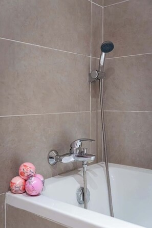 Regadera, amenidades de baño gratuitas, secadora de cabello, toallas 