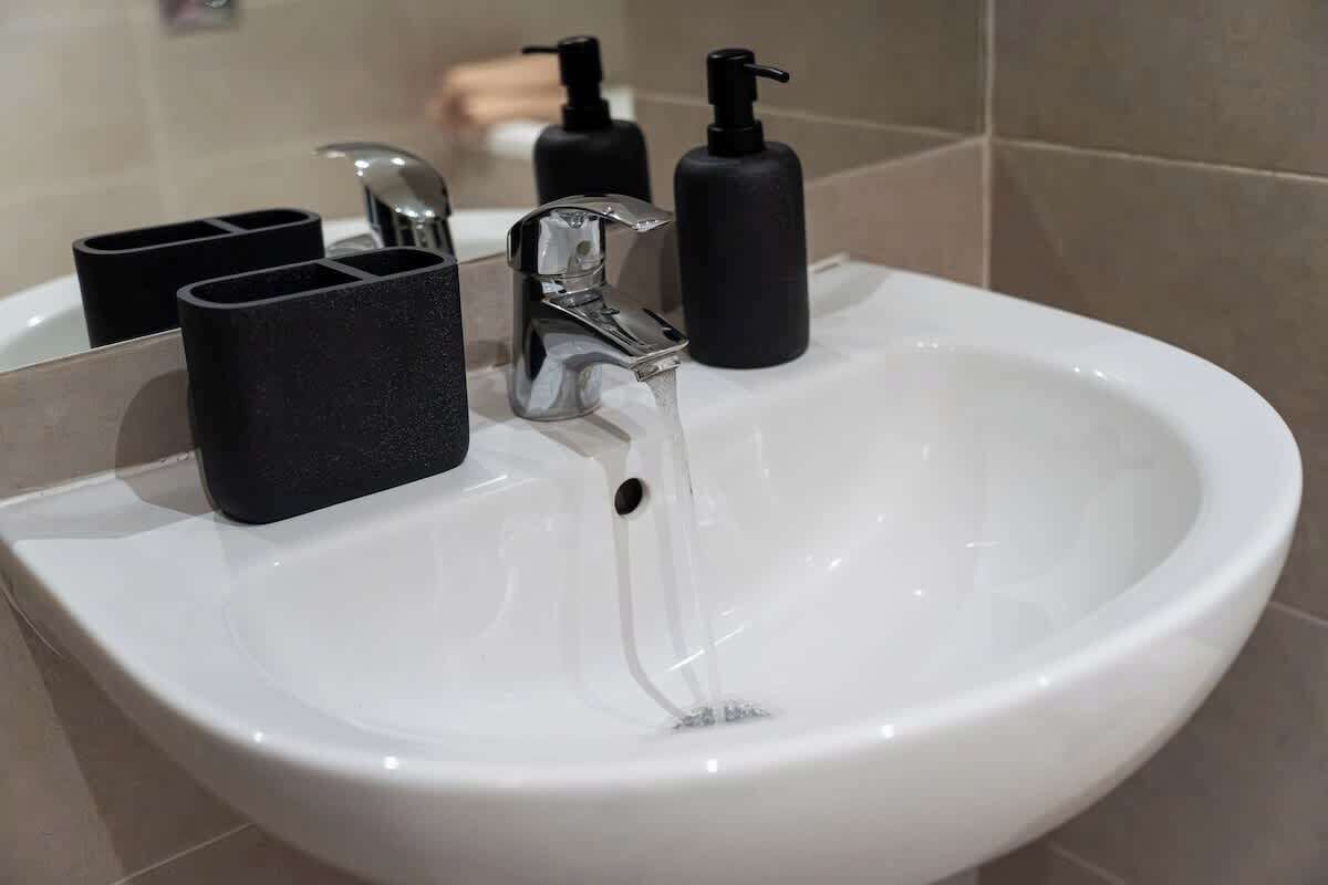 Chuveiro, produtos de toalete grátis, secador de cabelo 