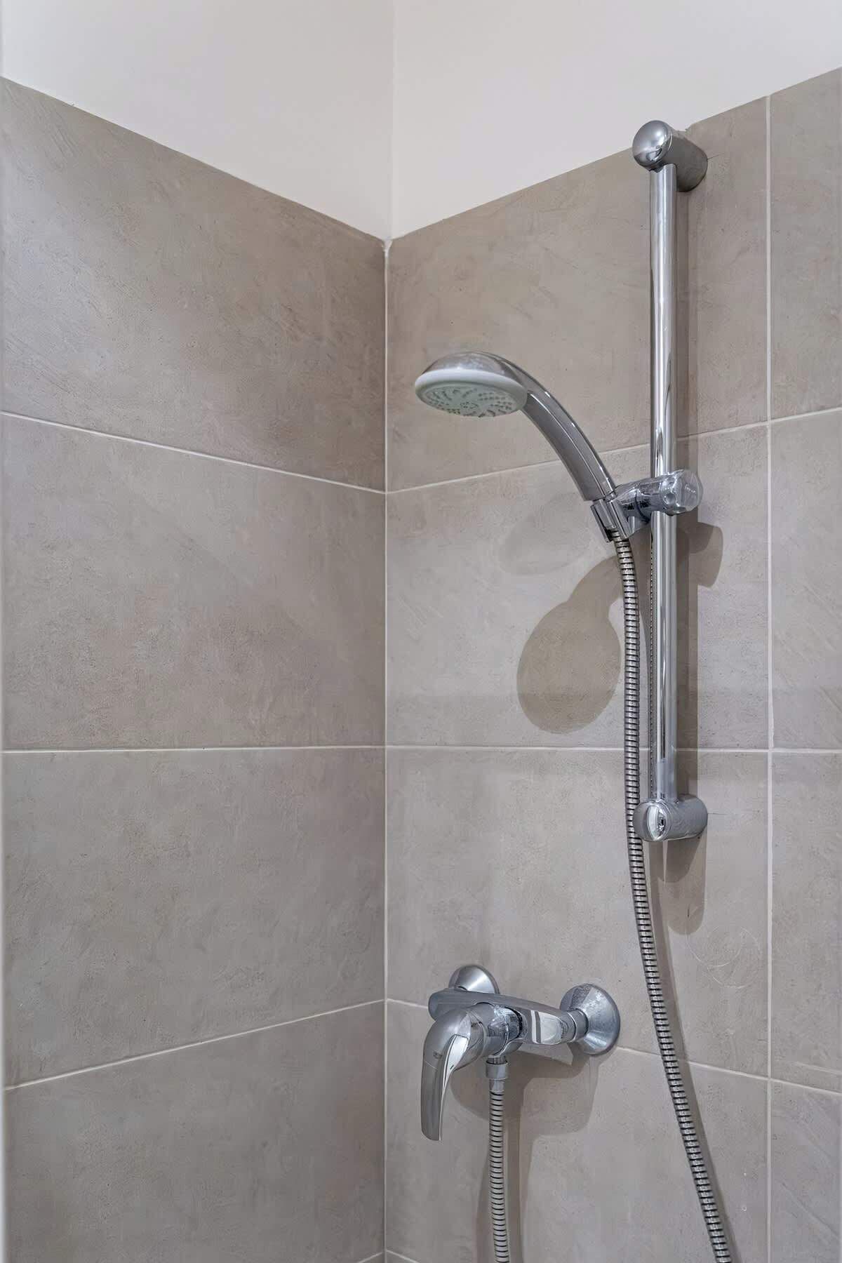 Regadera, amenidades de baño gratuitas, secadora de cabello, toallas 